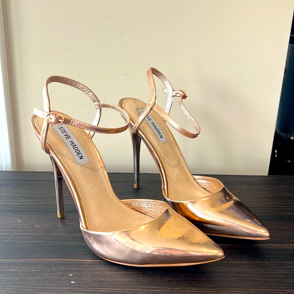 Steve Madden Rose gold pumps
